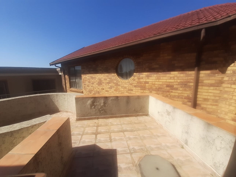 5 Bedroom Property for Sale in Meredale Gauteng