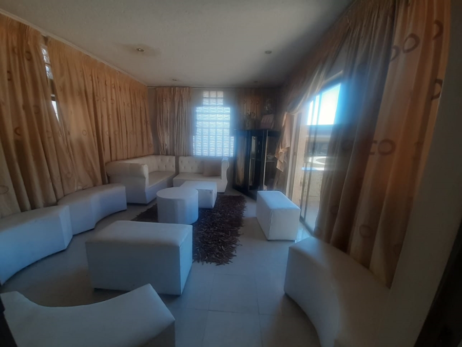 5 Bedroom Property for Sale in Meredale Gauteng