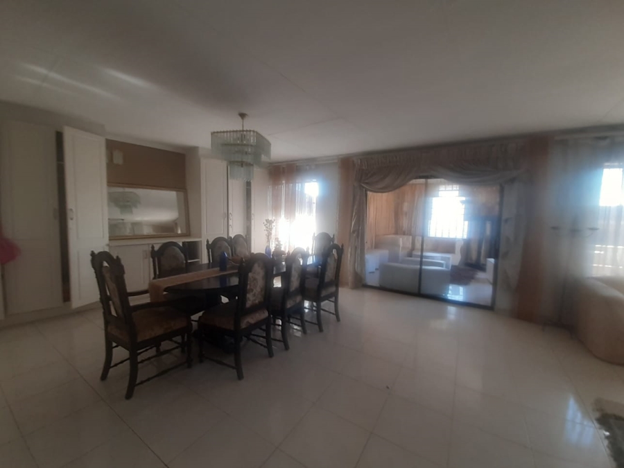 5 Bedroom Property for Sale in Meredale Gauteng