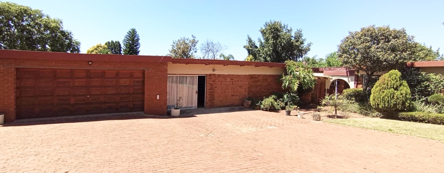 6 Bedroom Property for Sale in Constantia Park Gauteng