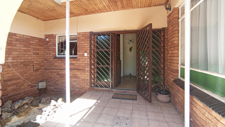 6 Bedroom Property for Sale in Constantia Park Gauteng