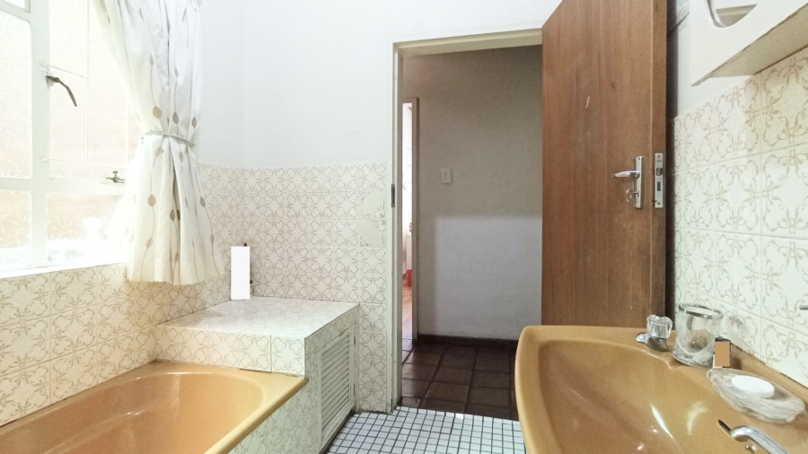 6 Bedroom Property for Sale in Constantia Park Gauteng