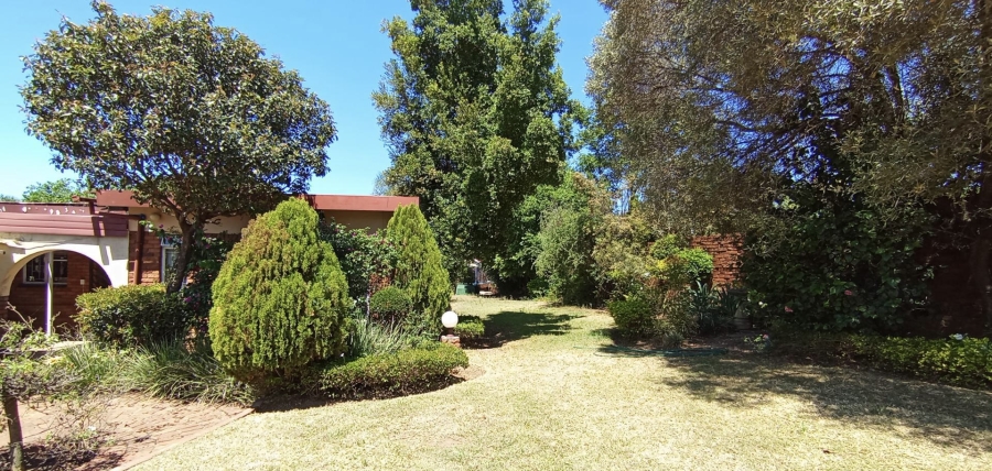 6 Bedroom Property for Sale in Constantia Park Gauteng