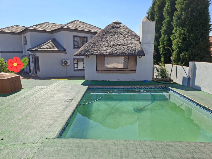 5 Bedroom Property for Sale in Thatchfield Estate Gauteng