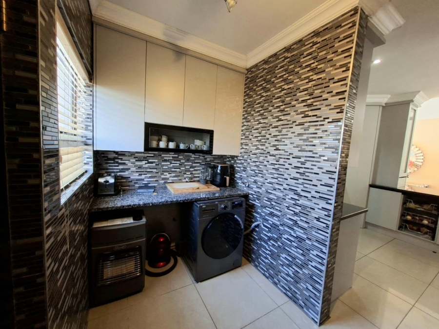 5 Bedroom Property for Sale in Thatchfield Estate Gauteng