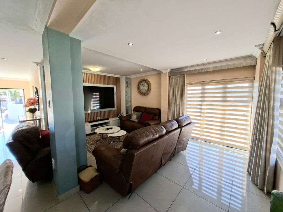 5 Bedroom Property for Sale in Thatchfield Estate Gauteng
