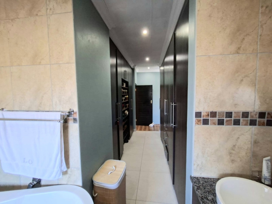 5 Bedroom Property for Sale in Thatchfield Estate Gauteng