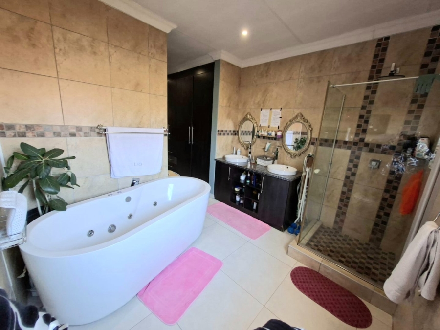5 Bedroom Property for Sale in Thatchfield Estate Gauteng