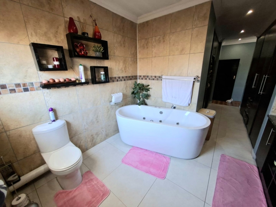 5 Bedroom Property for Sale in Thatchfield Estate Gauteng