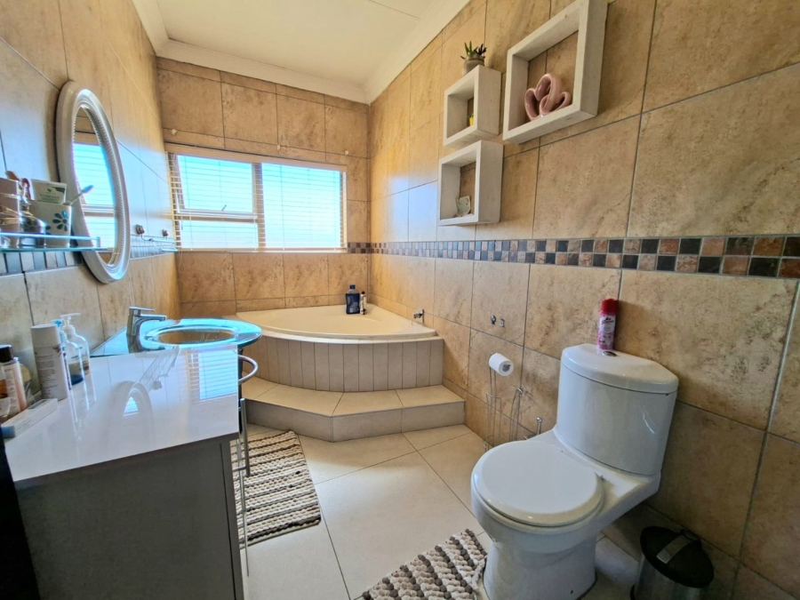 5 Bedroom Property for Sale in Thatchfield Estate Gauteng