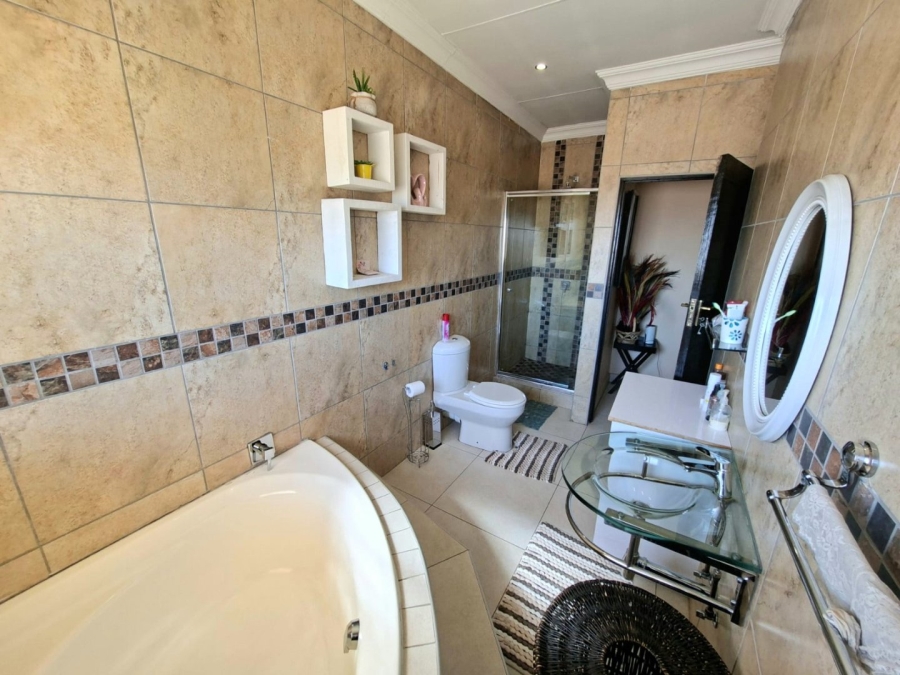 5 Bedroom Property for Sale in Thatchfield Estate Gauteng