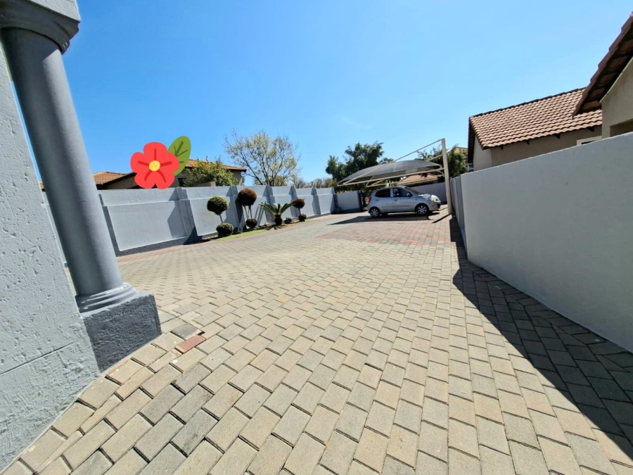 5 Bedroom Property for Sale in Thatchfield Estate Gauteng