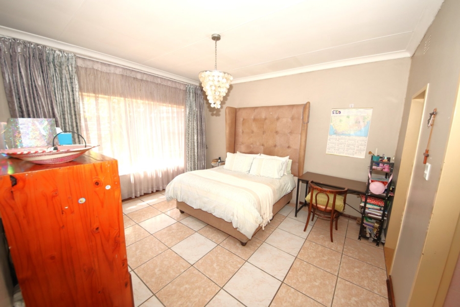 5 Bedroom Property for Sale in Meadowbrook Gauteng