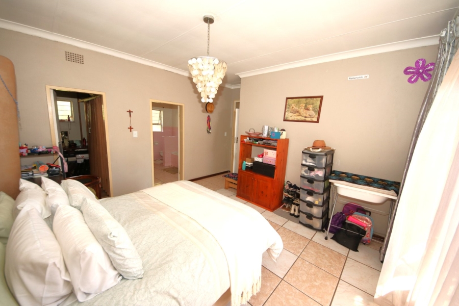 5 Bedroom Property for Sale in Meadowbrook Gauteng