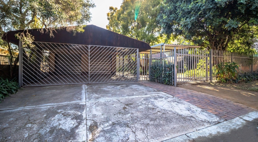 5 Bedroom Property for Sale in Meadowbrook Gauteng