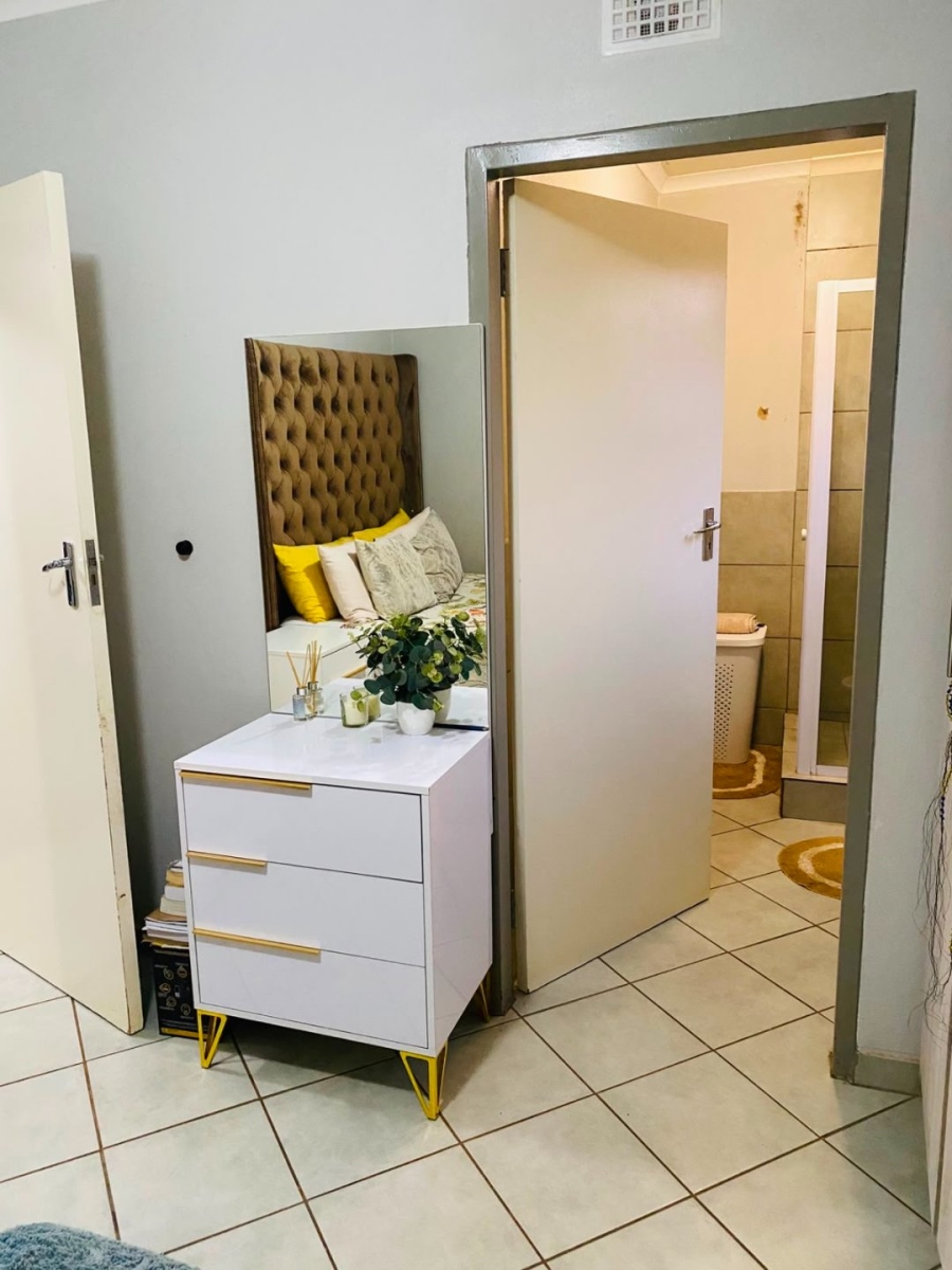 Bedroom Property for Sale in Lotus Gardens Gauteng
