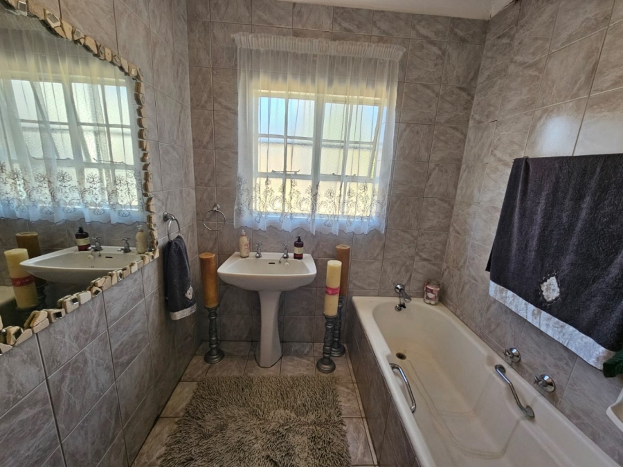 3 Bedroom Property for Sale in Dunnottar Gauteng