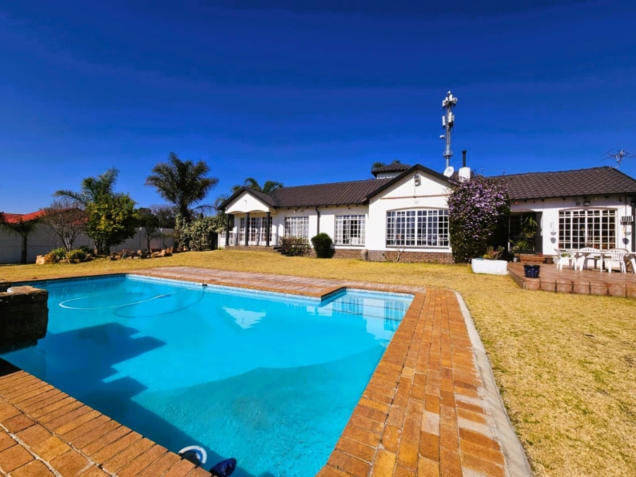 3 Bedroom Property for Sale in Dunnottar Gauteng