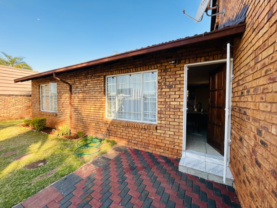 2 Bedroom Property for Sale in Weavind Park Gauteng
