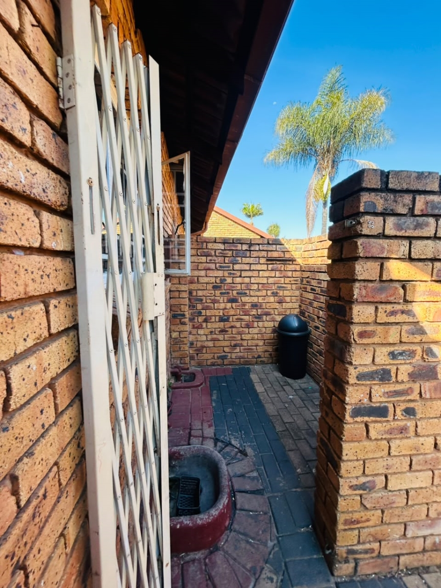 2 Bedroom Property for Sale in Weavind Park Gauteng