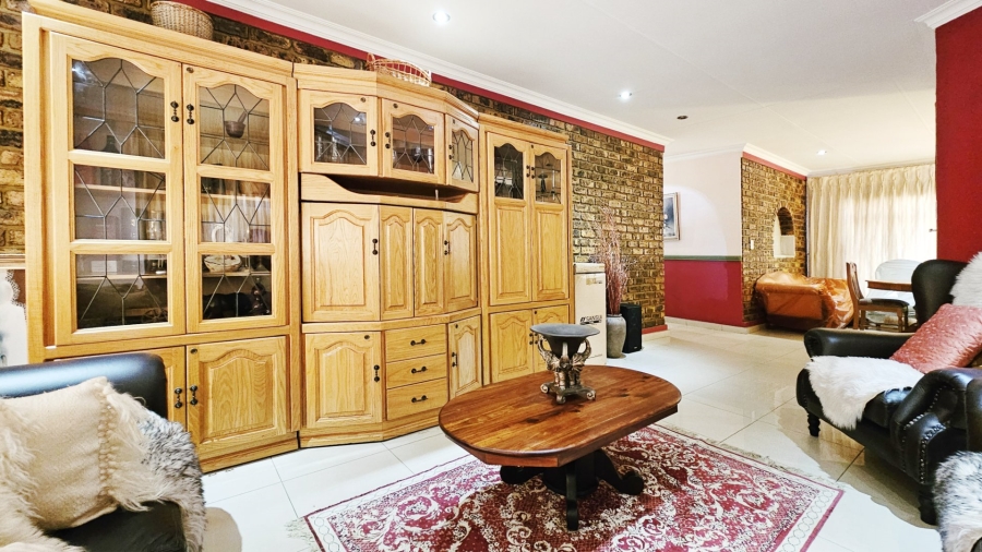 4 Bedroom Property for Sale in Falcon Ridge Gauteng