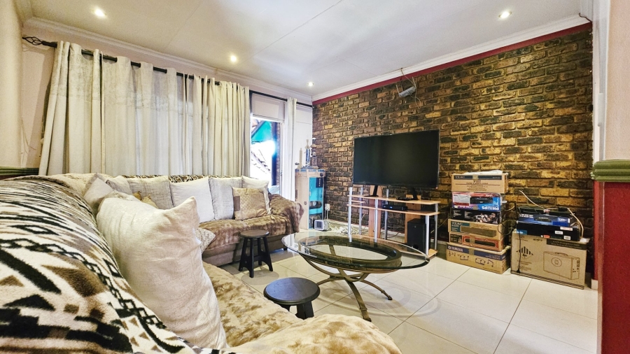 4 Bedroom Property for Sale in Falcon Ridge Gauteng