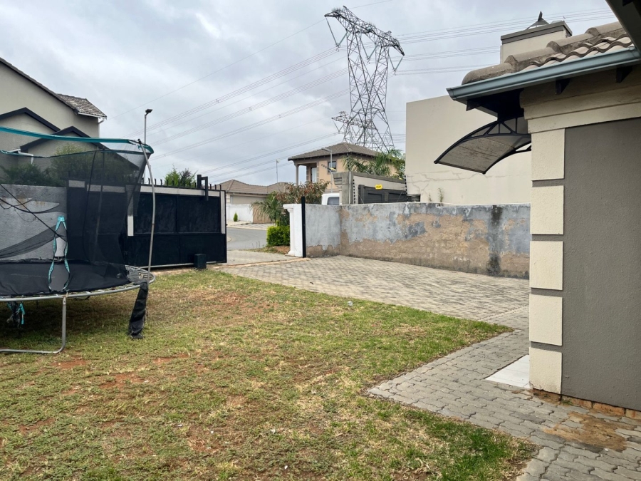 3 Bedroom Property for Sale in Blue Hills Gauteng