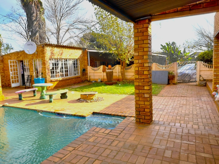 5 Bedroom Property for Sale in Klipwater Gauteng