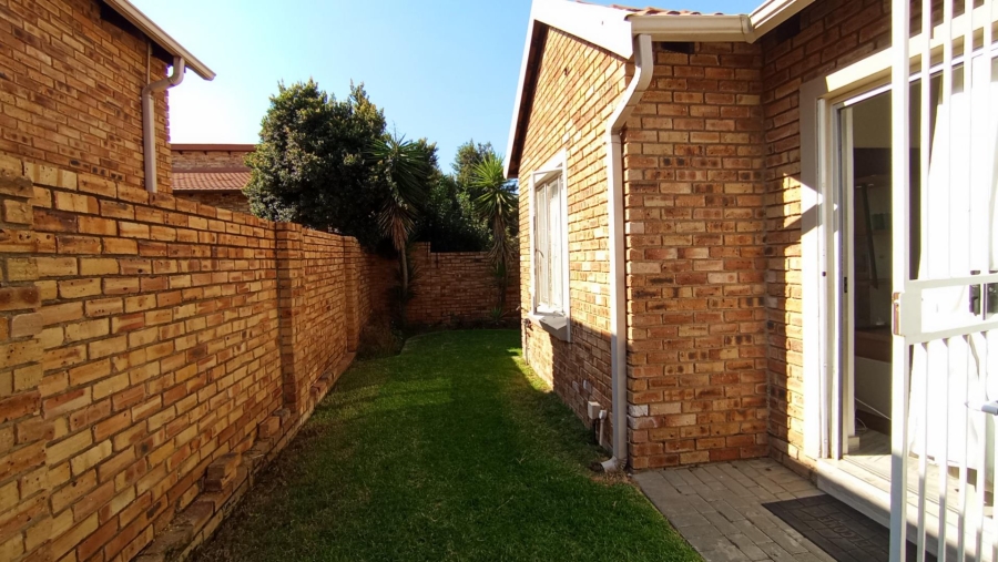 2 Bedroom Property for Sale in Kosmosdal Gauteng