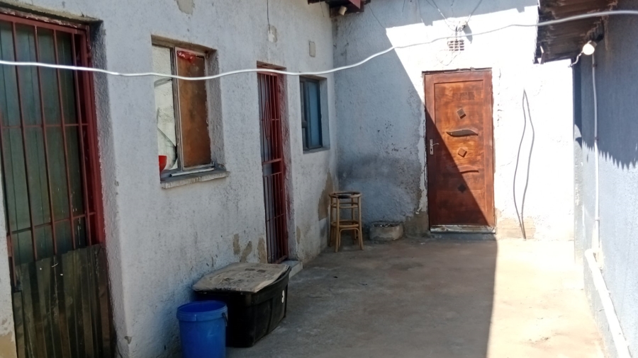 5 Bedroom Property for Sale in Chiawelo Gauteng