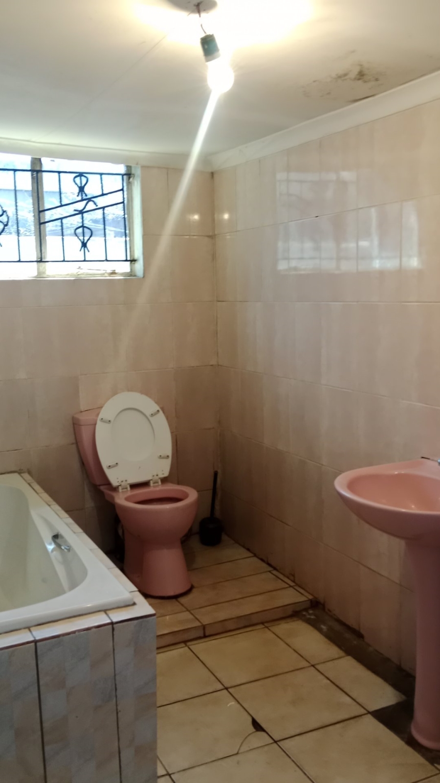 5 Bedroom Property for Sale in Chiawelo Gauteng