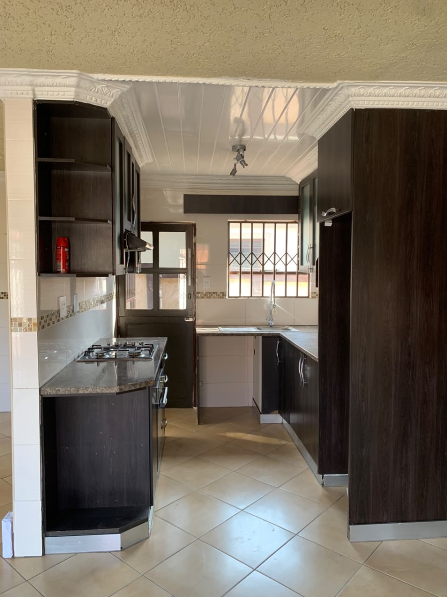 To Let  Bedroom Property for Rent in Waterfall View Gauteng