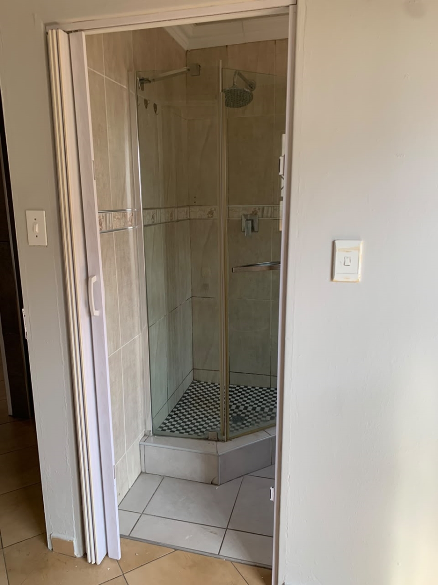 To Let  Bedroom Property for Rent in Waterfall View Gauteng