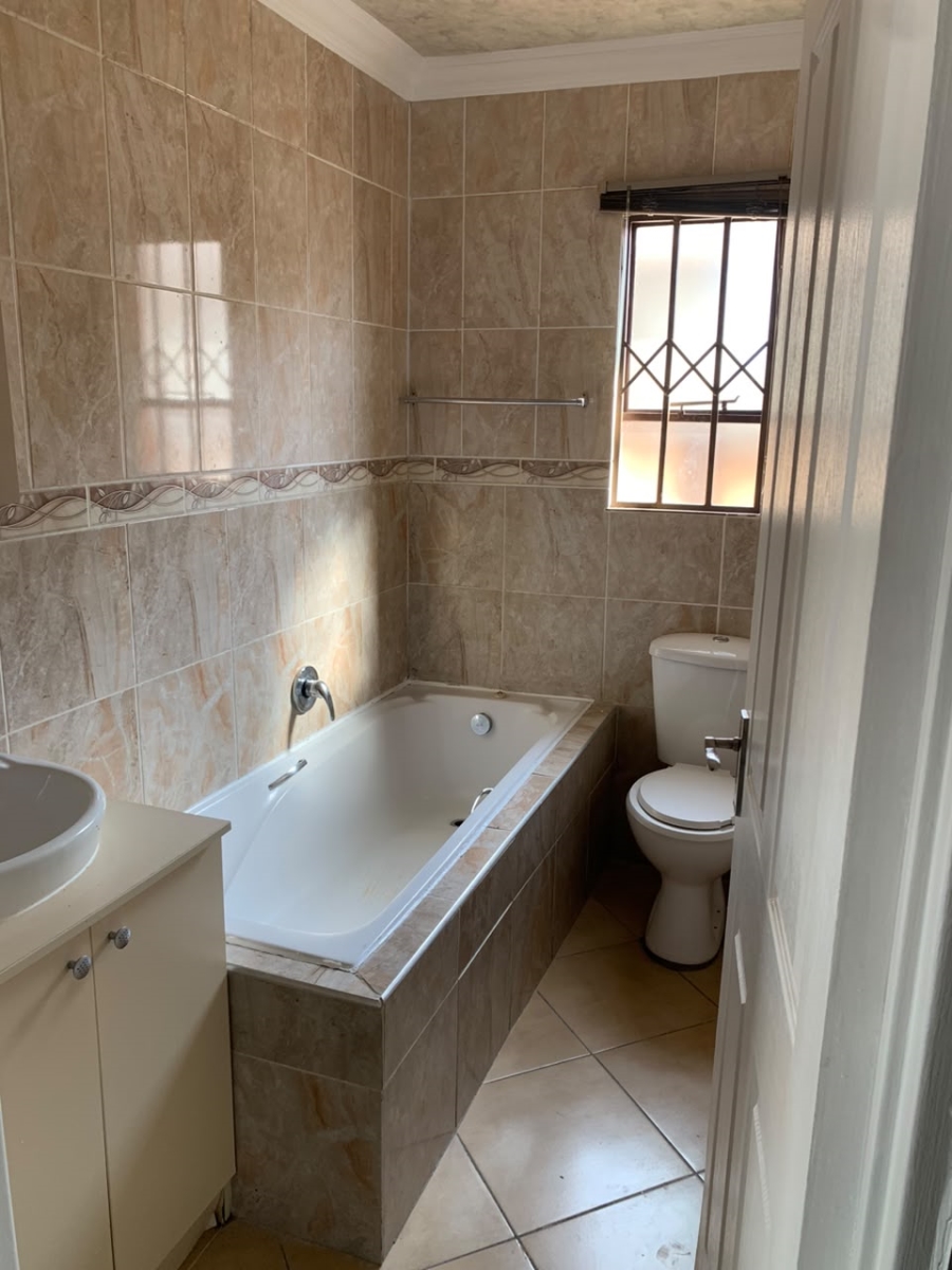 To Let  Bedroom Property for Rent in Waterfall View Gauteng