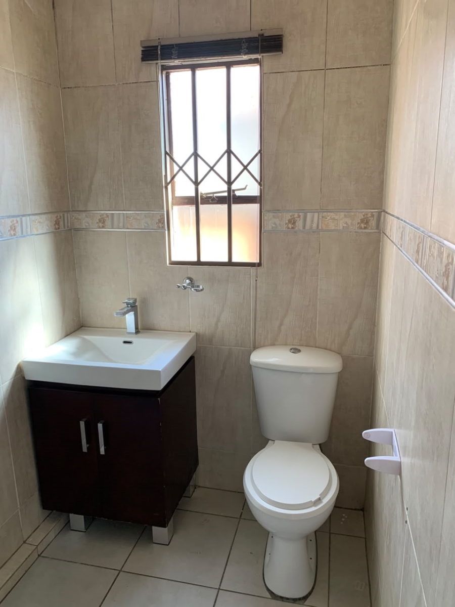 To Let  Bedroom Property for Rent in Waterfall View Gauteng