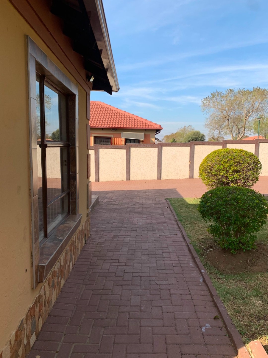 To Let  Bedroom Property for Rent in Waterfall View Gauteng
