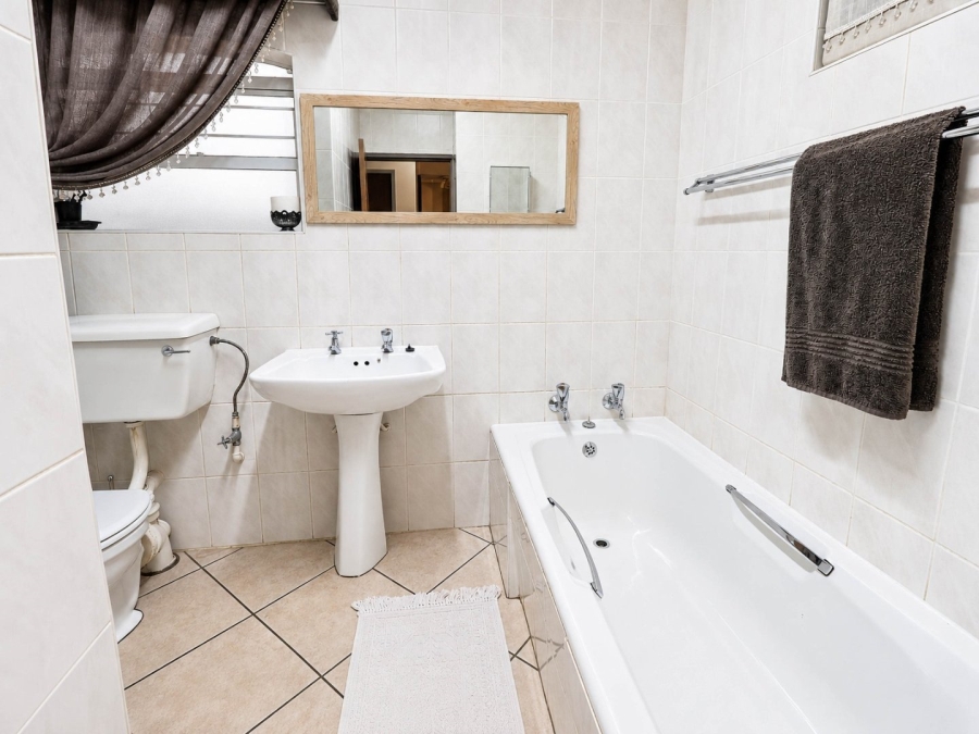 5 Bedroom Property for Sale in Eldoraigne Gauteng