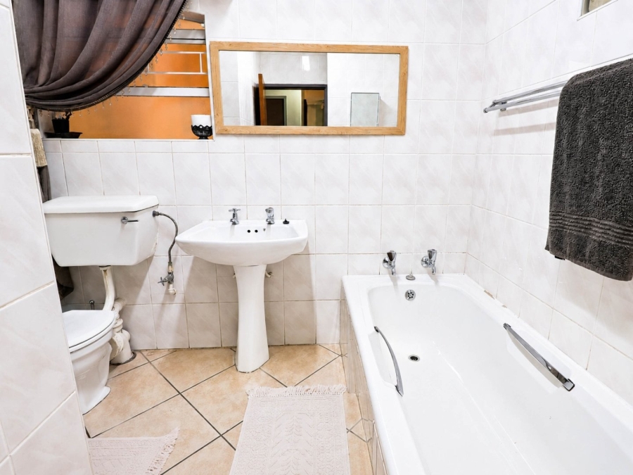 5 Bedroom Property for Sale in Eldoraigne Gauteng