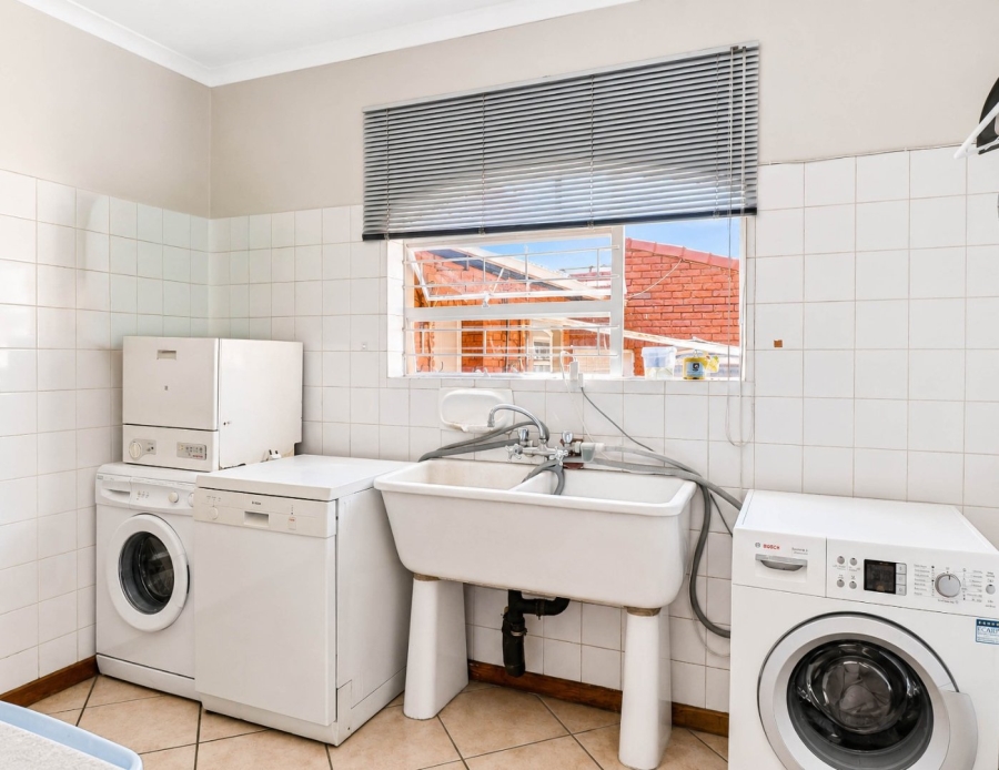 5 Bedroom Property for Sale in Eldoraigne Gauteng
