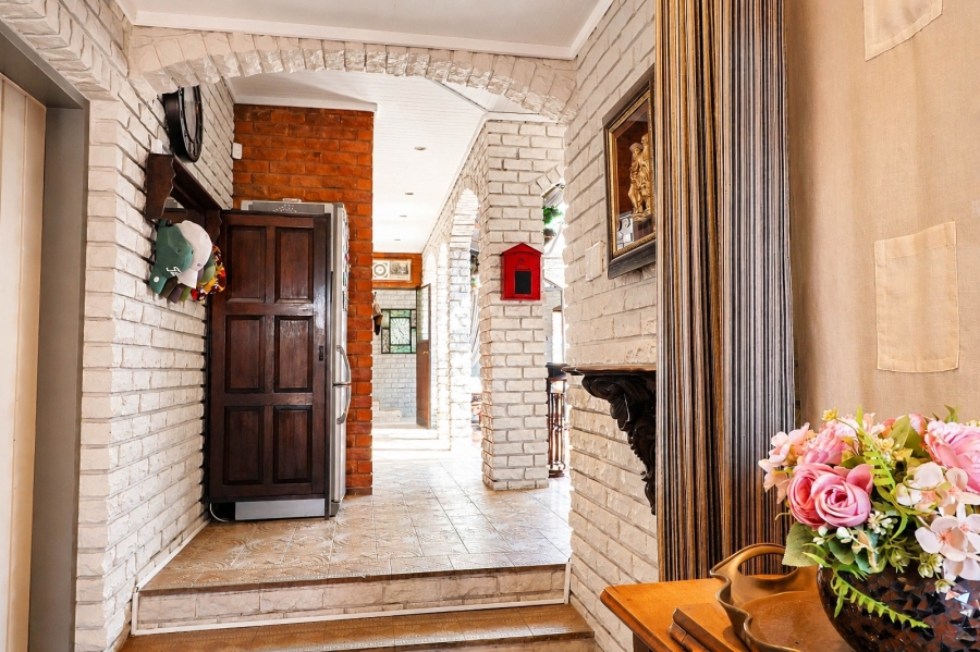 5 Bedroom Property for Sale in Eldoraigne Gauteng