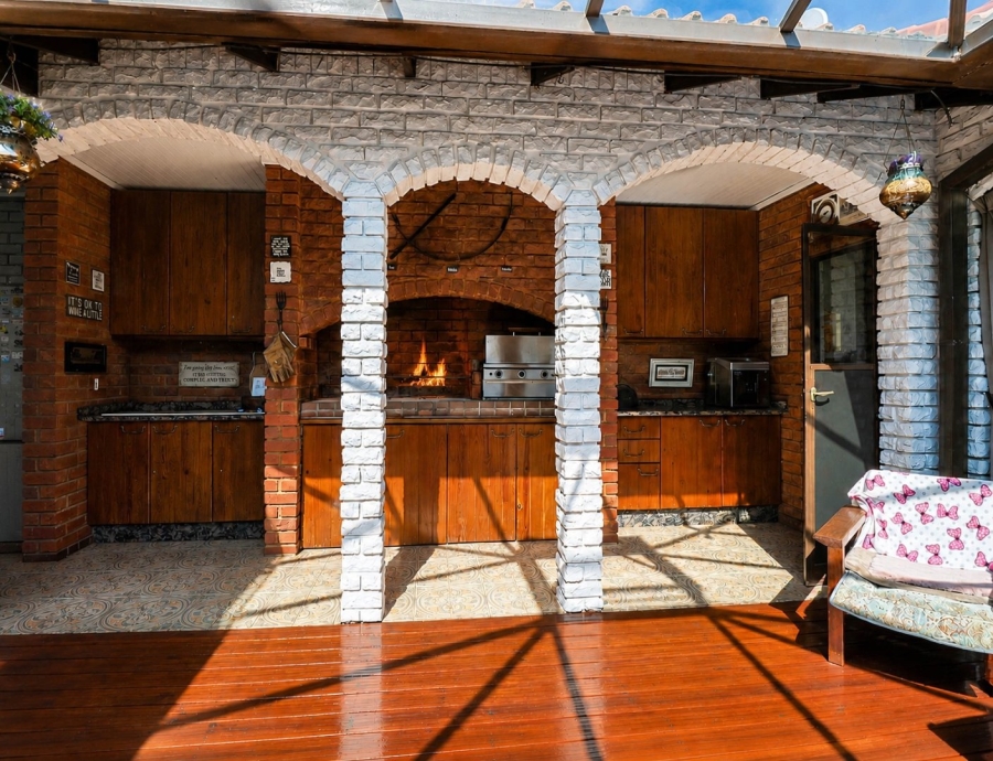 5 Bedroom Property for Sale in Eldoraigne Gauteng