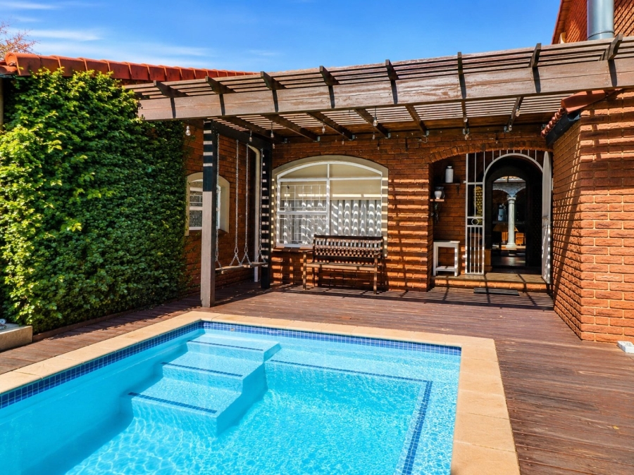 5 Bedroom Property for Sale in Eldoraigne Gauteng