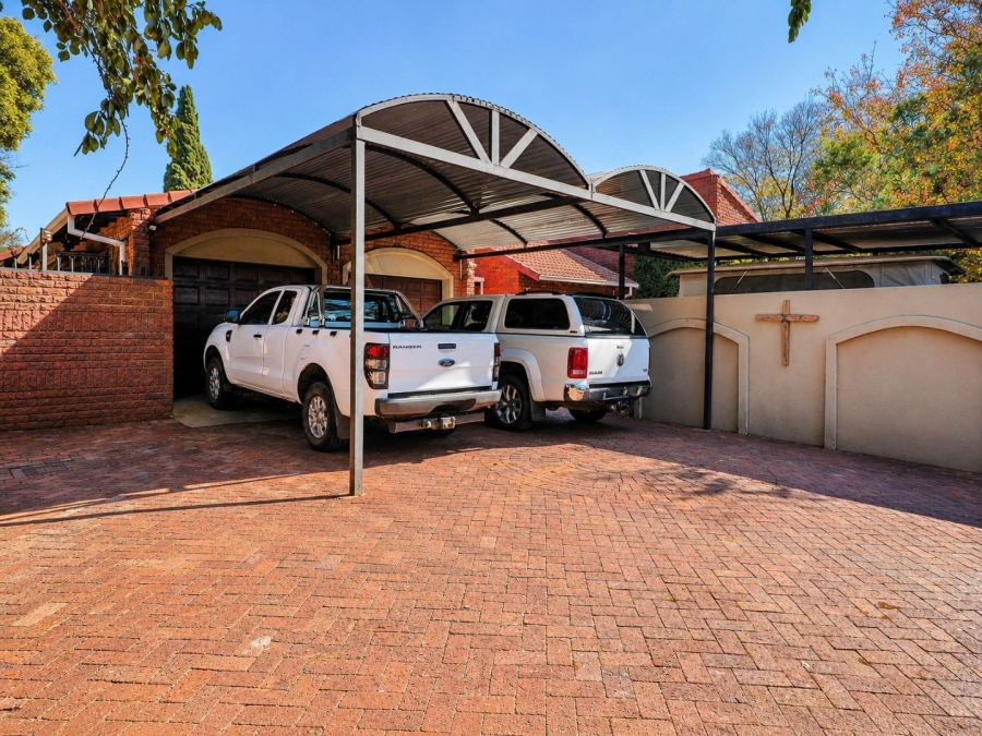 5 Bedroom Property for Sale in Eldoraigne Gauteng