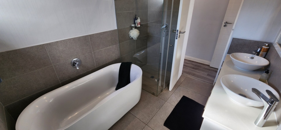 To Let 2 Bedroom Property for Rent in Melrose North Gauteng
