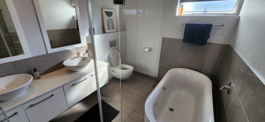 To Let 2 Bedroom Property for Rent in Melrose North Gauteng