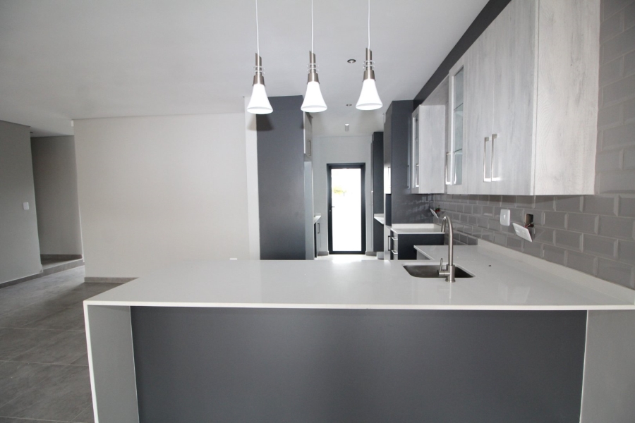To Let 4 Bedroom Property for Rent in Thatchfield Hills Gauteng