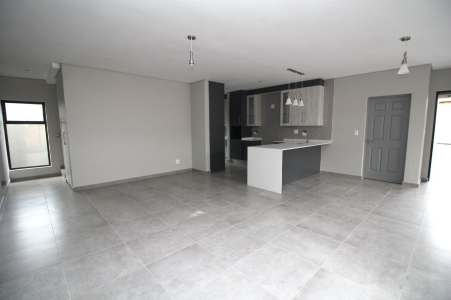 To Let 4 Bedroom Property for Rent in Thatchfield Hills Gauteng