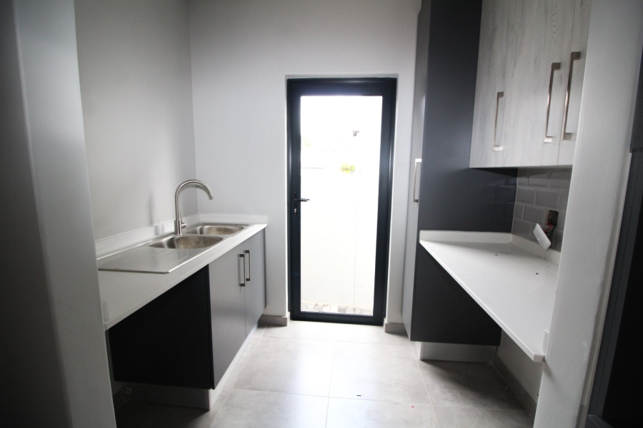 To Let 4 Bedroom Property for Rent in Thatchfield Hills Gauteng