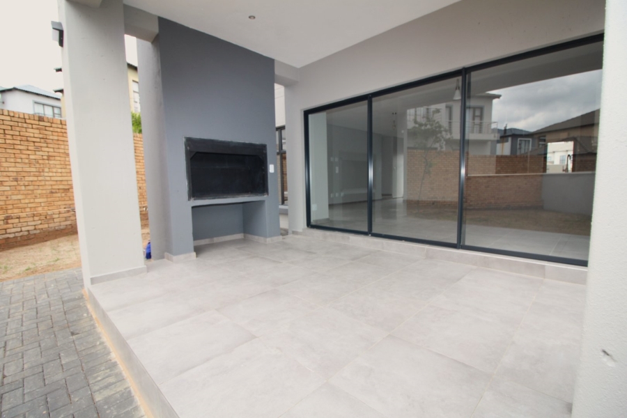 To Let 4 Bedroom Property for Rent in Thatchfield Hills Gauteng