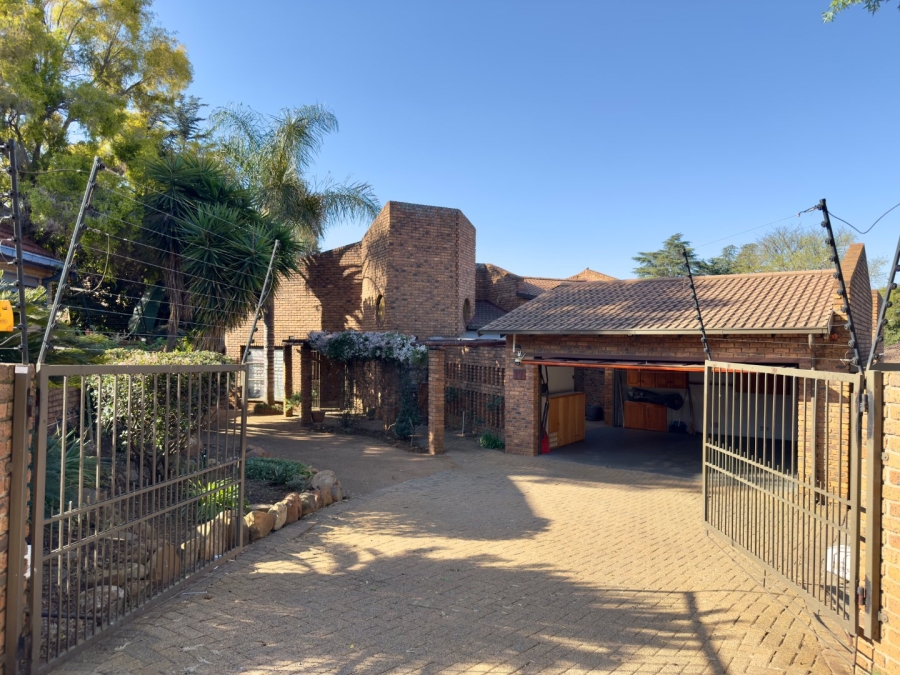 To Let 3 Bedroom Property for Rent in Glenvista Gauteng